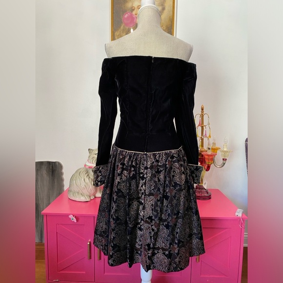 ❌SOLD❌VINTAGE 80’S SCOTT MCCLINTOCK BLACK VELVET BROCADE DRESS OFF SHOULDER - Picture 7 of 10
